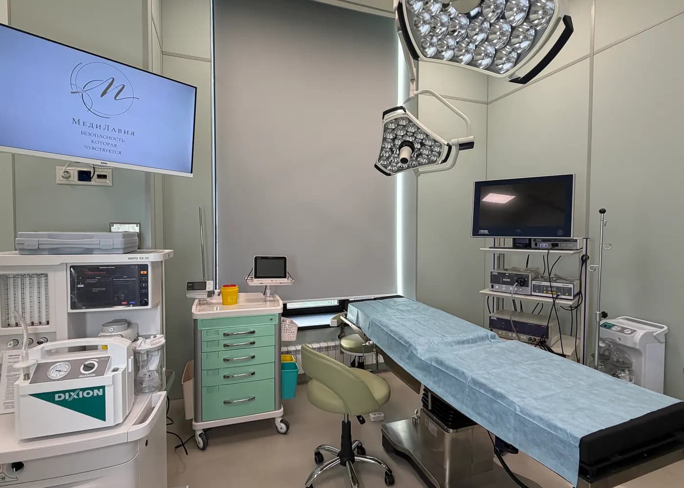 The clinic's operating room: anesthesia machine, operating table and surgical lights
