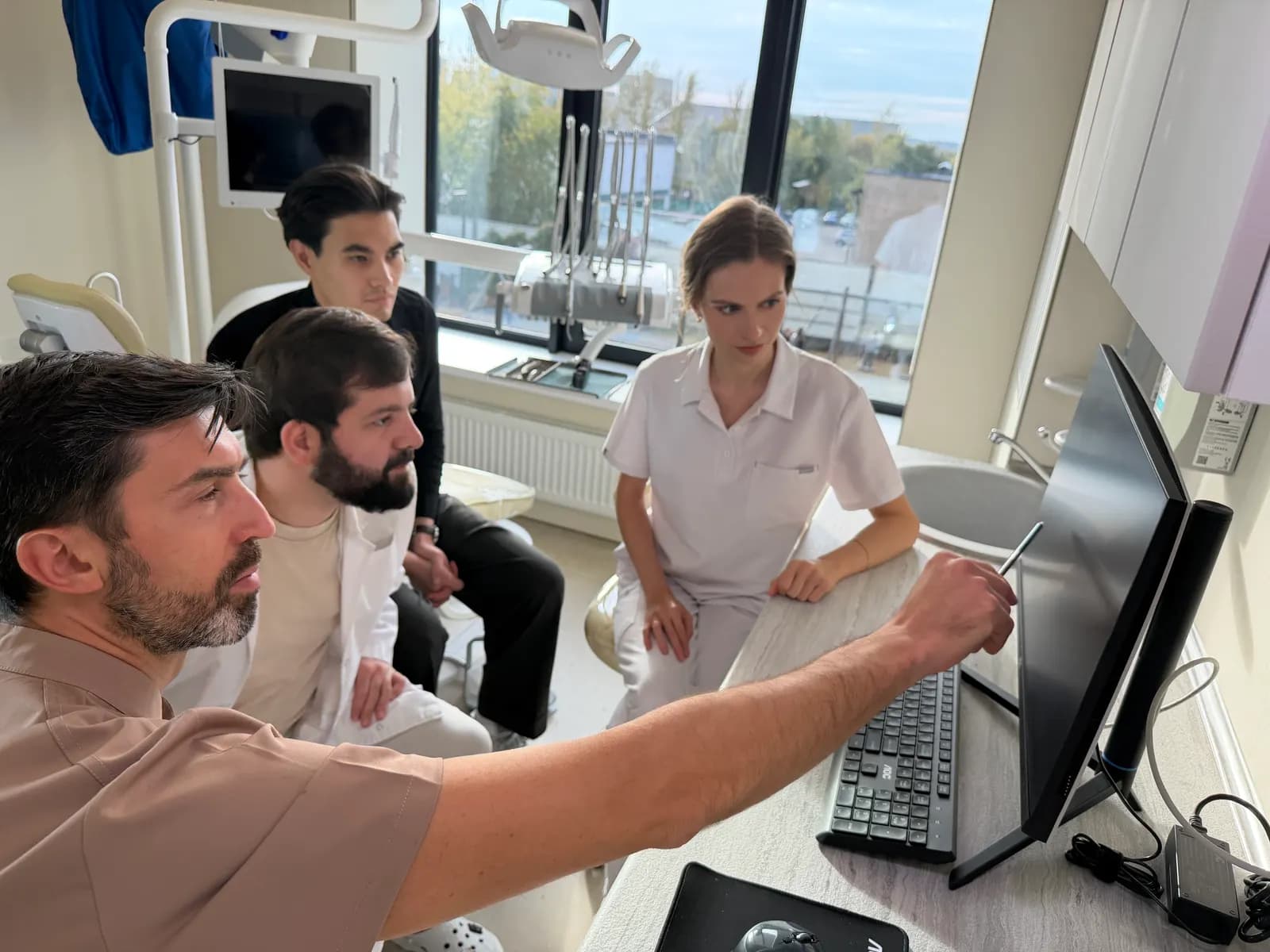 Doctors’ consilium with the patient at the monitor